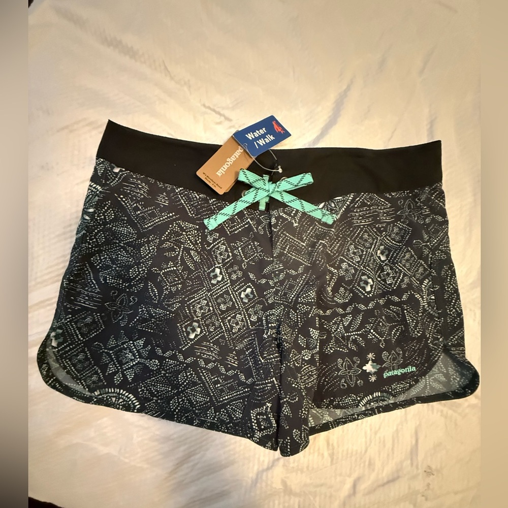 Patagonia NWT Black & Green Patterned Shorts size 6 with 5 inch inseam
